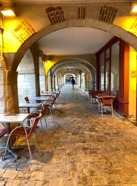 Charleville-Mezieres: Belle Vue Place Ducale Номер фото